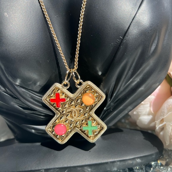 EUC VINTAGE CHANEL CHAIN PENDANT - Picture 1 of 8